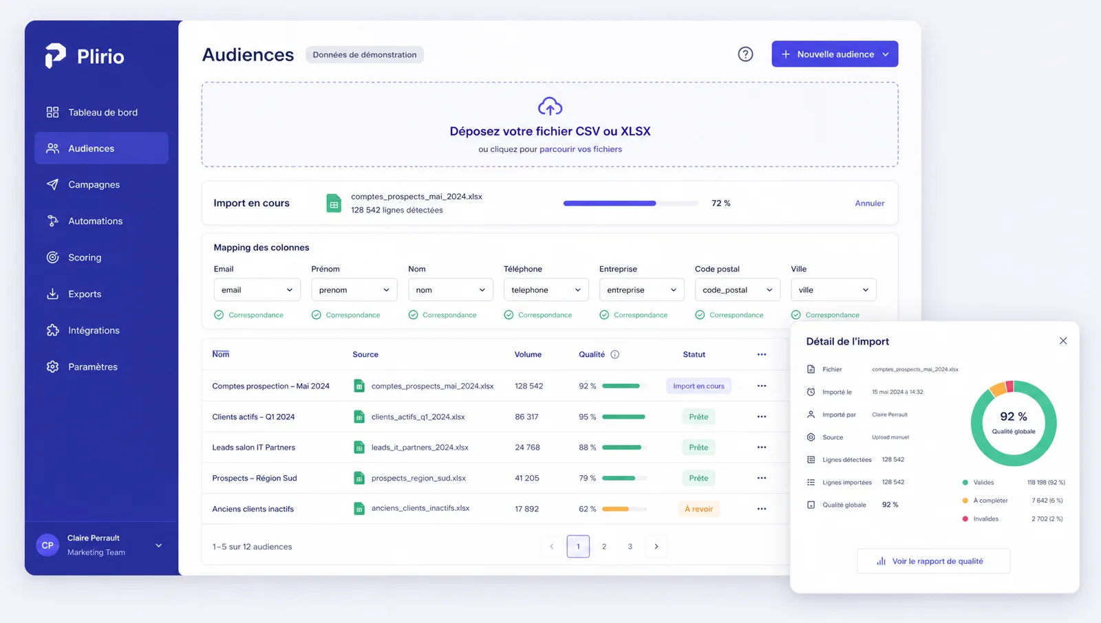 Interface Plirio « Audiences » : zone de dépôt d'un fichier CSV ou XLSX, import en cours avec barre de progression, mapping des colonnes Email, Prénom, Nom, Téléphone, Entreprise, Code postal, Ville, liste d'audiences avec source, volume, qualité et statut, et carte flottante « Détail de l'import ».