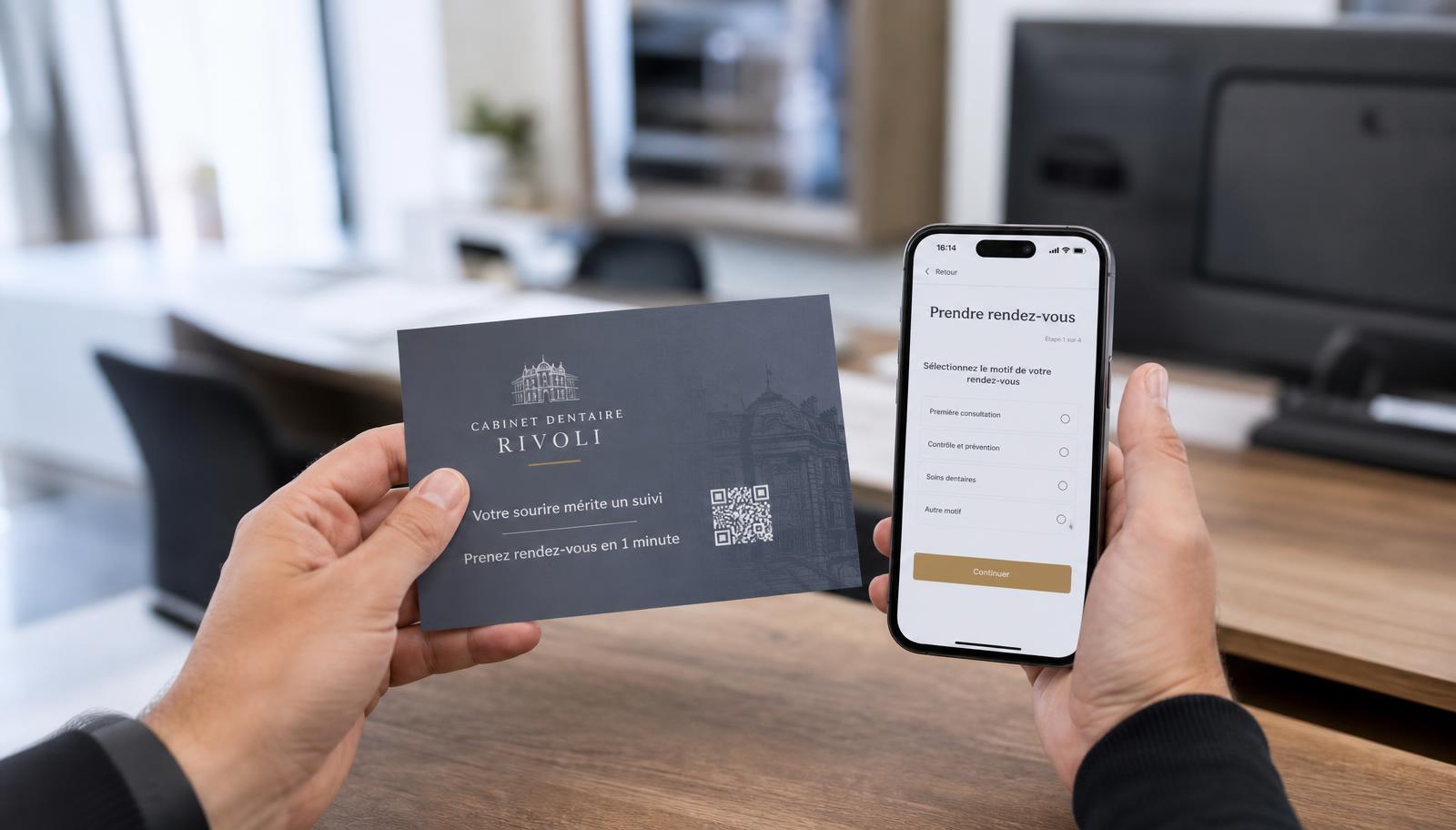 Une personne tient une carte postale avec QR code d'un cabinet dentaire fictif dans une main et un smartphone affichant un formulaire de prise de rendez-vous dans l'autre.